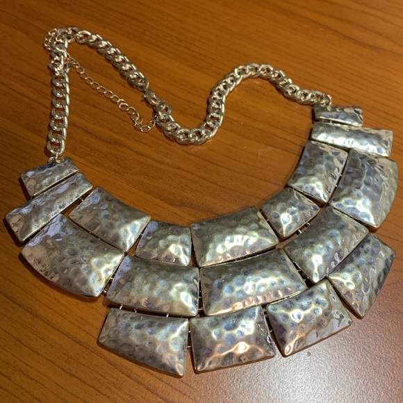 💠 Modernist Hammered Metal Necklace - Picture 4 of 6